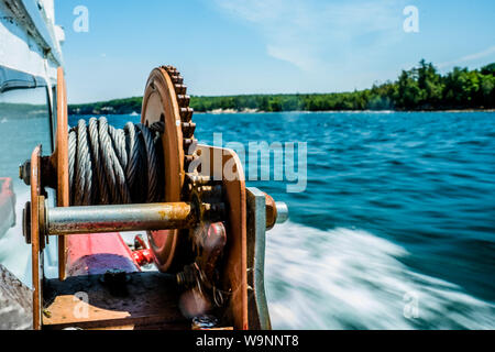 Una lunga esposizione foto del lago prese dal movimento del battello con un verricello sul primo piano Foto Stock