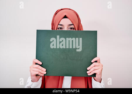 Donna musulmana livisa che tiene carta con testo i'M FINE e suo marito su  sfondo bianco. Concetto di violenza domestica Foto stock - Alamy