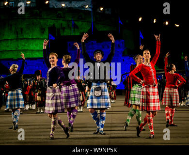 Edimburgo, Scozia, Regno Unito. 14 ago 2019. Royal Edinburgh Tattoo militare 2019 caleidoscopio sulla spianata del castello nella sua sessantanovesima spettacolo ispirato lo strumento ottico da scienziato scozzese Sir David Brewster e Sir Isaac Newton, sette colori. Il Tatuaggio Dance Company eseguire le danze scozzesi Foto Stock