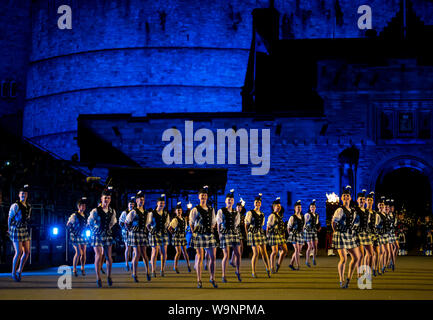 Edimburgo, Scozia, Regno Unito. 14 ago 2019. Royal Edinburgh Tattoo militare 2019 caleidoscopio sulla spianata del castello nella sua sessantanovesima spettacolo ispirato lo strumento ottico da scienziato scozzese Sir David Brewster e Sir Isaac Newton, sette colori. Il Tatuaggio Dance Company eseguire le danze scozzesi Foto Stock