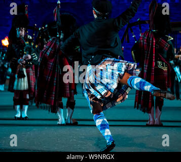 Edimburgo, Scozia, Regno Unito. 14 ago 2019. Royal Edinburgh Tattoo militare 2019 caleidoscopio sulla spianata del castello nella sua sessantanovesima spettacolo ispirato lo strumento ottico da scienziato scozzese Sir David Brewster e Sir Isaac Newton, sette colori. Il Tatuaggio Dance Company eseguire le danze scozzesi Foto Stock