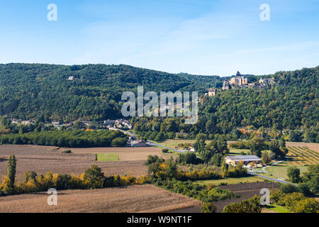 Vista su aziende nella valle della Dordogna verso il castello medievale di Castelnaud-la-Chapelle Foto Stock