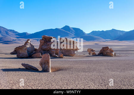 La formazione di Rock Rock o albero Arbol de Piedra, e vulcanico, esteso paesaggio arido sullo sfondo nel deserto Siloli, Eduardo Avaroa riserva Foto Stock