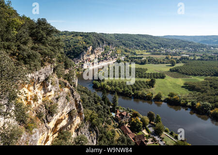 Vista aerea del borgo medievale di La Roque-Gageac nella storica regione Périgord della Francia Foto Stock