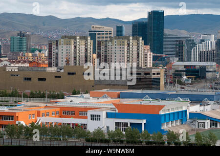 City Central Business District vista guardando a nord, Ulaanbaatar, in Mongolia. In primo piano è il Ulaanbaater Scuola internazionale. Foto Stock