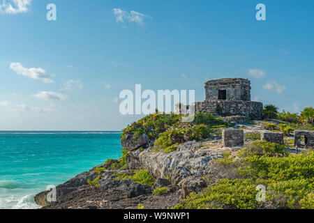 Il dio dei venti tempio Maya le rovine di Tulum lungo il Mar dei Caraibi, Quintana Roo, la penisola dello Yucatan, Messico. Foto Stock