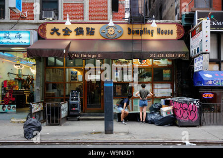 Vanessa House Dumpling, 118A Eldridge St, New York, NY. esterno alla vetrina di un cinese gnocco shop in Manhattan Chinatown. Foto Stock