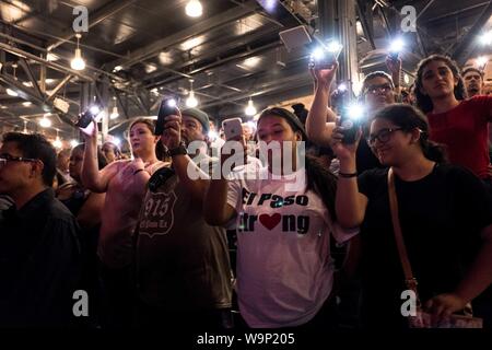 El Paso, Texas, Stati Uniti d'America. 14 Ago, 2019. Le persone si radunano durante una veglia per le vittime del 3 agosto le riprese di massa a Southwest University Park a El Paso, Texas. Credito: Joel Angelo Juarez/ZUMA filo/Alamy Live News Foto Stock