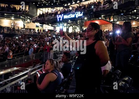 El Paso, Texas, Stati Uniti d'America. 14 Ago, 2019. JESSICA GUZMAN, 29, assiste una veglia per le vittime del 3 agosto le riprese di massa a Southwest University Park a El Paso, Texas. Credito: Joel Angelo Juarez/ZUMA filo/Alamy Live News Foto Stock