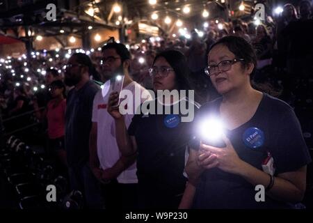 El Paso, Texas, Stati Uniti d'America. 14 Ago, 2019. SALOME MARTINEZ, a destra di El Paso, assiste una veglia per le vittime del 3 agosto le riprese di massa a Southwest University Park a El Paso, Texas. Credito: Joel Angelo Juarez/ZUMA filo/Alamy Live News Foto Stock