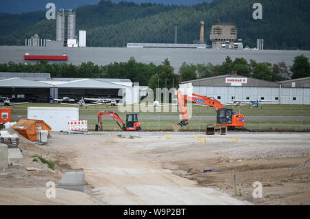 Freiburg, Germania. 09Aug, 2019. Calcio, Bundesliga, aeromobili sono dietro il cantiere per la nuova SC Freiburg Stadium. Dalla stagione 2020/21 in poi, si disputeranno nel nuovo stadio. I costi di costruzione sono attesi per essere circa 131 milioni di euro. Credito: Patrick Seeger/dpa - NOTA IMPORTANTE: In conformità con i requisiti del DFL Deutsche Fußball Liga o la DFB Deutscher Fußball-Bund, è vietato utilizzare o hanno utilizzato fotografie scattate allo stadio e/o la partita in forma di sequenza di immagini e/o video-come sequenze di foto./dpa/Alamy Live News Foto Stock