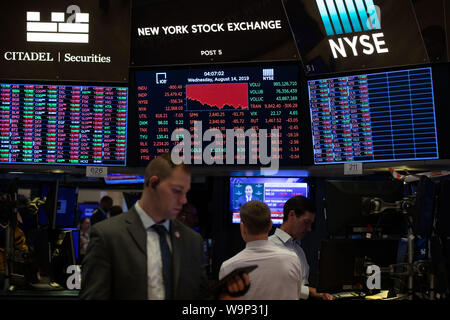 Pechino, USA. 14 Ago, 2019. I trader lavorano presso il New York Stock Exchange di New York, Stati Uniti, 14 agosto 2019. Gli stock degli Stati Uniti chiuso notevolmente inferiore mercoledì, come persistenti timori per un imminente recessione sferrato un colpo alla già inumidito la fiducia degli investitori. Il Dow immerso 800.49 punti, o 3,05 percento a 25,479.42, segnando il più grande declino ogni giorno dell'anno finora. S&P 500 è diminuita 85.72 punti, o 2,93 percento, per 2,840.60. Il Nasdaq Composite Index è sceso 242.42 punti, o 3,02 percento, per 7,773.94. Credito: Guo Peiran/Xinhua/Alamy Live News Foto Stock