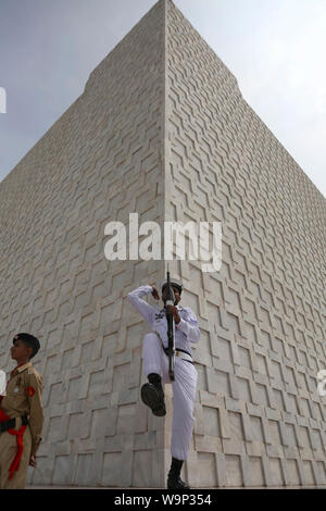 (190815) -- Pechino, 15 agosto 2019 (Xinhua) -- soldati pakistani assistere ad una cerimonia al mausoleo del fondatore del Pakistan Muhammad Ali Jinnah per contrassegnare il paese del Giorno di indipendenza nel Sud del Pakistan città portuale di Karachi, 14 agosto 2019. Il Pakistan ha ottenuto l'indipendenza dalla dominazione coloniale britannica sul 14 agosto 1947 dopo una lotta eroica sotto la leadership di Muhammad Ali Jinnah, il fondatore del Pakistan. (Str/Xinhua) Foto Stock