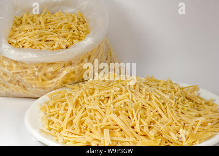 Tagliatelle fatte a mano. Dalla cucina turca tradizionale Foto Stock