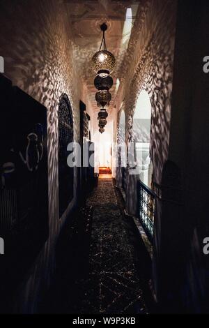 Immagine verticale di un corridoio con lampade a sospensione accese Foto Stock