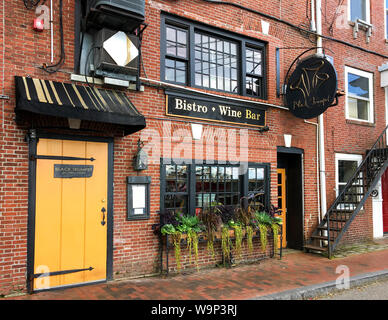 Portsmouth, NH / STATI UNITI D'America - 17 OTT 2018: ristoranti e negozi boutique ora occupano una fila di mattoni vecchi magazzini noti come Merchant Row su Ceres Street. Foto Stock