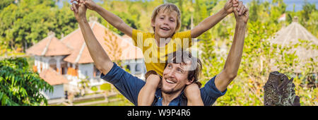 Papà e figlio in acqua Palace Soekasada Taman Ujung rovine sulla isola di Bali in Indonesia. Incredibile architettura antica. Viaggi e vacanze sfondo Foto Stock