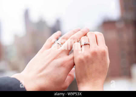 Le mani di un sposi mostrando loro anelli in un tetto nella Upper East Side di Manhattan (New York, USA) Foto Stock