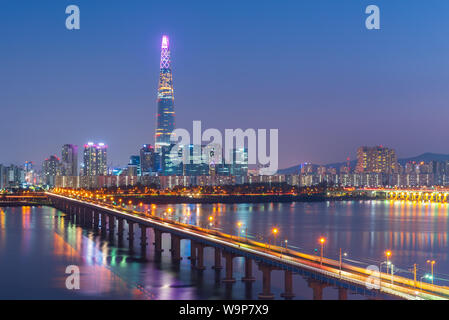 Seoul alla metropolitana e lotte Torre di notte, la Corea del Sud. Foto Stock