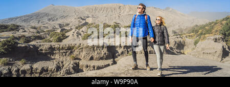 BANNER, formato lungo coppia giovane uomo e donna visitare il vulcano Bromo a Tengger Semeru Parco nazionale sull'isola di Giava, in Indonesia. Essi godono di Foto Stock