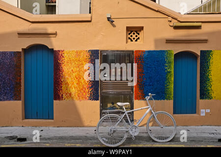 Pitture Murali in un back lane in Malay area patrimonio Kampong Glam, ora un 'Hip', 'bohemien' area, vicino Arab Street e la Moschea del Sultano, Singapore Foto Stock