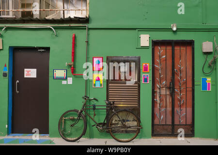 Pitture Murali in un back lane in Malay area patrimonio Kampong Glam, ora un 'Hip', 'bohemien' area, vicino Arab Street e la Moschea del Sultano, Singapore Foto Stock