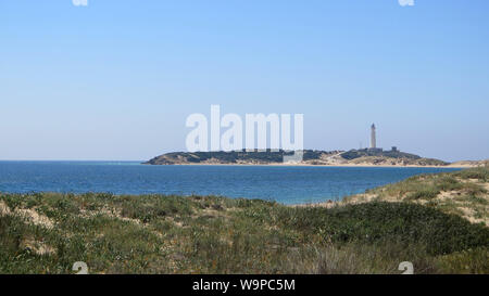 Il mare blu e le dune sulla spiaggia vicino Capo Trafalgar nel sud dell'Andalusia Foto Stock