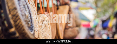 Tipico souvenir shop vende souvenir e artigianato di Bali presso il famoso mercato di Ubud, Indonesia. Mercato Balinese. Negozio di souvenir di legno e artigianato Foto Stock