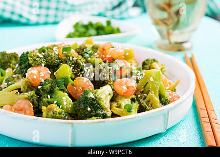 Friggere i gamberi con broccoli close up su una piastra. Gamberi e broccoli. Foto Stock