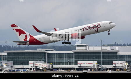 Richmond, British Columbia, Canada. 11 Ago, 2019. Un Air Canada Rouge Boeing 767-300ER (C-FMWV) wide-body aereo jet decolla dall'Aeroporto Internazionale di Vancouver, Richmond, B.C. Domenica, 11 Agosto, 2019. Credito: Bayne Stanley/ZUMA filo/Alamy Live News Foto Stock