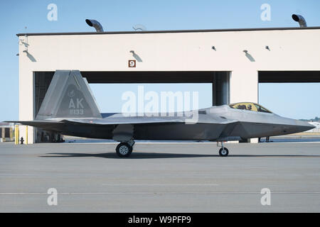 Un F-22 Raptor taxiis dopo lo sbarco in modo aviatori assegnati alla 673d disponibilità logistica Squadron è in grado di effettuare il rifornimento su base comune Elmendorf-Richardson, Alaska, e il Agosto 9, 2019. Gli specialisti di combustibili di gestire ogni singolo aspetto del rifornimento ogni aereo sul volo di linea e sono responsabili per il funzionamento dei veicoli, le attrezzature e le strutture di magazzinaggio che sono essenziali per le operazioni di rifornimento, garantendo al tempo stesso la conformità con tutte le norme di sicurezza durante la manipolazione di questi liquidi volatili.(STATI UNITI Air Force foto/Justin Connaher) Foto Stock