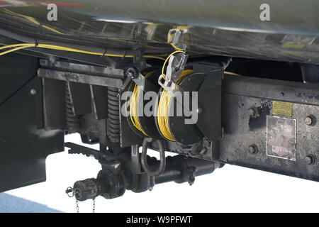 I cavi di messa a terra sono visibili sul lato di un camion di carburante prima di aviatori assegnati alla 673d disponibilità logistica squadrone di fare rifornimento di carburante un F-22 Raptor della 525th Fighter Squadron (Bulldogs) su base comune Elmendorf-Richardson, Alaska, e il Agosto 9, 2019. Gli specialisti di combustibili di gestire ogni singolo aspetto del rifornimento ogni aereo sul volo di linea e sono responsabili per il funzionamento dei veicoli, le attrezzature e le strutture di magazzinaggio che sono essenziali per le operazioni di rifornimento, garantendo al tempo stesso la conformità con tutte le norme di sicurezza durante la manipolazione di questi liquidi volatili.(STATI UNITI Air Force foto/Justin Connaher) Foto Stock