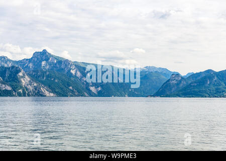 Vista sul Traunsee (lago Traun), Alpi da Gmunden nel Salzkammergut vicino a Salisburgo, Traunkirchen Austria. Foto Stock