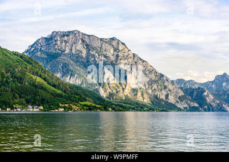Vista sul Traunsee (lago Traun), alpi, Traunstein montagna da Gmunden nel Salzkammergut vicino a Salisburgo, Traunkirchen Austria. Foto Stock