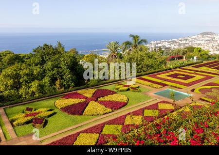 Vista sui giardini botanici della città di Funchal Foto Stock