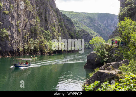 Barca e canoa a cavallo attraverso il canyon di Matka Foto Stock