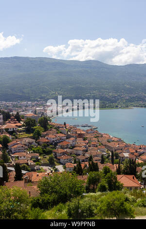 Vista aerea della baia, il porto e la città di Ohrid Foto Stock