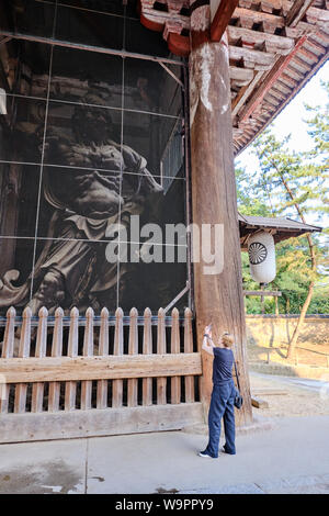 Il grande di legno porta sud, il gate Nandaimon, all'ingresso al Tempio Todaiji alloggiamento a tutori, il Nio re. Foto Stock
