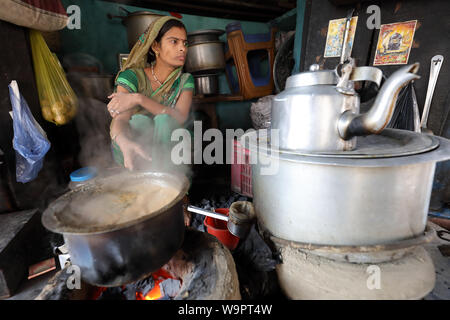 Donna indù vende il tè in un tè tradizionale in stallo Varanasi (India). Varanasi è la più santa tra le sette città sacra in India Foto Stock