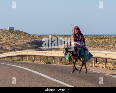 Agadir, Taghazout, Marocco, Africa del Nord [paesaggio Marocchino con un pastore su un asino, in viaggio per il villaggio] Foto Stock