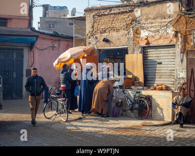 Strada del mercato nella medina di Marrakesh, centro storico Foto Stock