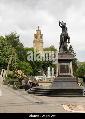 BITOLA MACEDONIA - 12 Maggio 2019: Statua di Filippo II di Macedonia e la Torre dell Orologio sono i principali punti di riferimento della città di Bitola Foto Stock