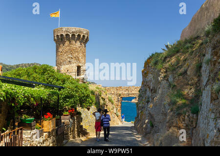 TOSSA DE MAR, Spagna - 14 Maggio 2012: turista giovane passeggiate a mare a Tossa de Mar Foto Stock