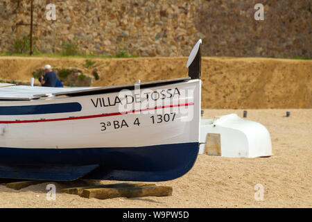 TOSSA DE MAR, Spagna - 14 Maggio 2012: imbarcazione sulla Spiaggia di Tossa de Mar Foto Stock