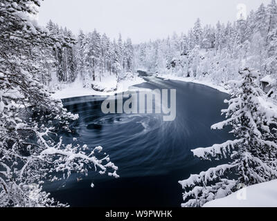 Flusso Myllykoski piscina in inverno in Oulanka, Finlandia Foto Stock