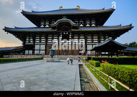 Vista esterna del Daibutsuden presso il tempio Todaiji, che ospita il Buddha più grande del mondo era un tempo l'edificio in legno più grande del mondo Foto Stock