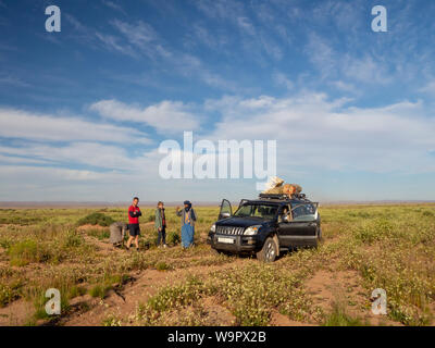 Mhamid, Marrakech, Marocco, Africa del Nord - inverno 2019 : Tourist tour in jeep in un deserto verde, vacanza attiva Foto Stock