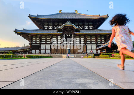 Vista esterna del Daibutsuden presso il tempio Todaiji, che ospita il Buddha più grande del mondo era un tempo l'edificio in legno più grande del mondo Foto Stock