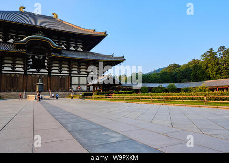 Vista esterna del Daibutsuden presso il tempio Todaiji, che ospita il Buddha più grande del mondo era un tempo l'edificio in legno più grande del mondo Foto Stock