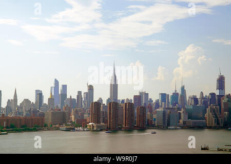 Vista in elevazione su Manhattan dalla Greenpoint, New York City, Stati Uniti d'America. Foto Stock